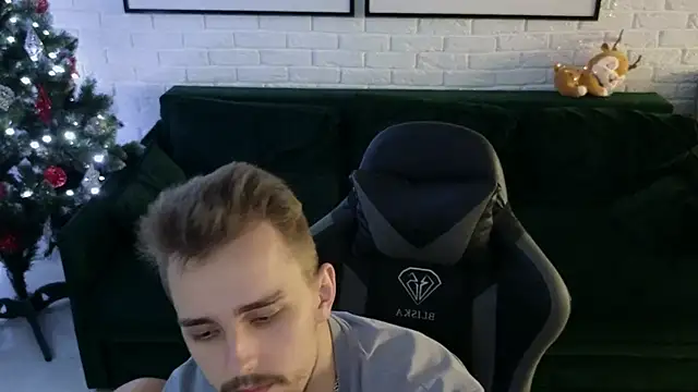 Snapshot of Larstar01 chatting on December 12, 2024, 5:31 am Larstar01 online show from December 12, 2024, 5:31 am