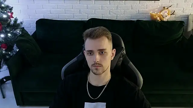 Snapshot of Larstar01 chatting on December 18, 2024, 1:37 am Larstar01 online show from December 18, 2024, 1:37 am