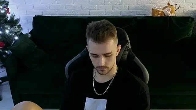 Snapshot of Larstar01 chatting on December 20, 2024, 4:42 am Larstar01 online show from December 20, 2024, 4:42 am