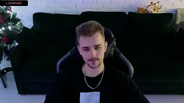 Snapshot of Larstar01 chatting on December 29, 2024, 1:45 am Larstar01 online show from December 29, 2024, 1:45 am