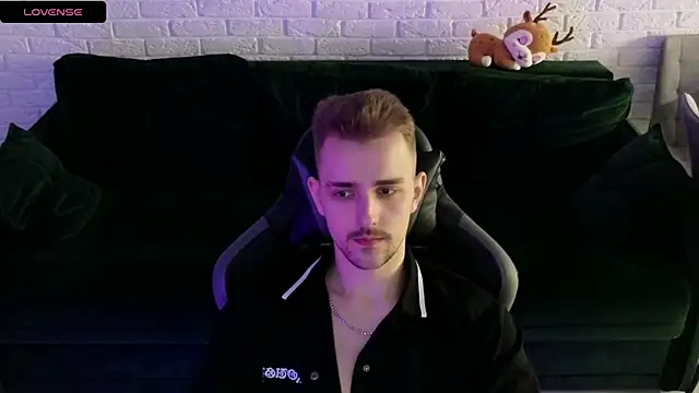 Snapshot of Larstar01 chatting on January 8, 2025, 4:23 am Larstar01 online show from January 8, 2025, 4:23 am