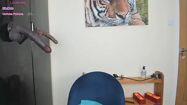 Snapshot of lou_roar chatting on January 22, 2025, 10:37 pm lou roar online show from January 22, 2025, 10:37 pm