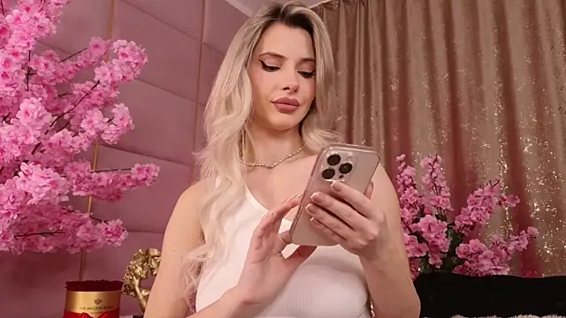 Elliblue online show from December 1, 2025, 9:20 pm