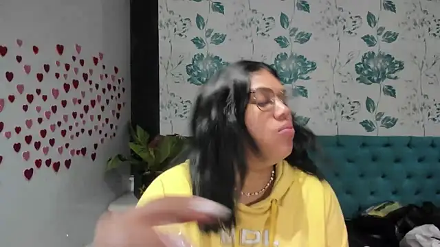 LindaBreeS online show from February 4, 2025, 1:27 pm