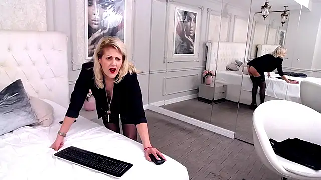 ElenaJuarez online show from March 22, 2025, 6:03 pm