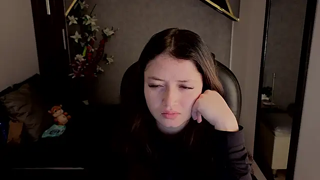 almma shy online show from September 15, 2025, 1:33 pm