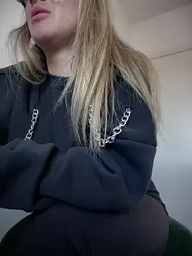 HotXMom online show from January 15, 2025, 7:37 am