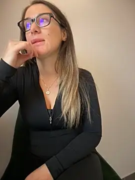 HotXMom online show from December 2, 2025, 7:14 am