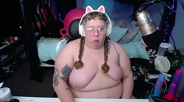 Snapshot of FatVeronica chatting on February 26, 2025, 8:33 pm FatVeronica online show from February 26, 2025, 8:33 pm