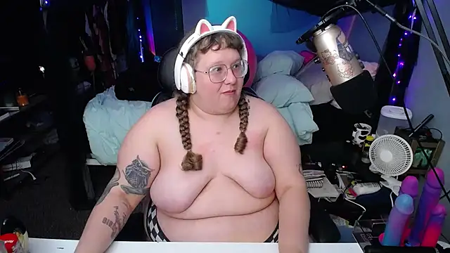 Snapshot of FatVeronica chatting on March 3, 2025, 12:26 am FatVeronica online show from March 3, 2025, 12:26 am