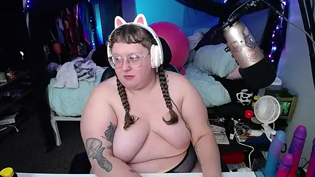 Snapshot of FatVeronica chatting on March 12, 2025, 9:02 am FatVeronica online show from March 12, 2025, 9:02 am