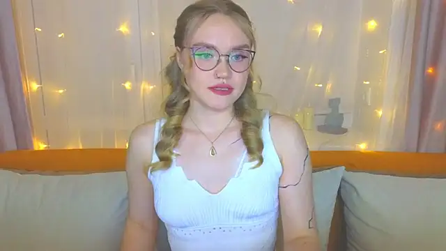 Snapshot of Aurora_Golden1 chatting on March 16, 2025, 6:55 pm Aurora Golden1 online show from March 16, 2025, 6:55 pm