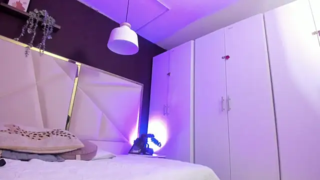 April bowie online show from October 28, 2025, 11:14 am