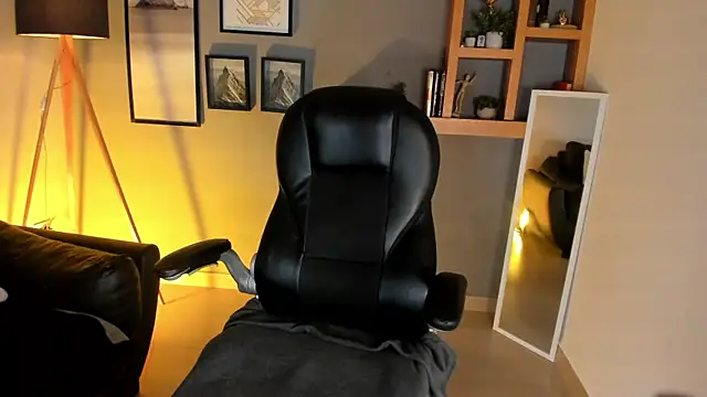 Snapshot of helenaduque_ chatting on November 25, 2025, 1:00 pm helenaduque online show from November 25, 2025, 1:00 pm