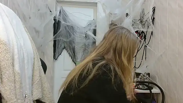 Snapshot of ElenaMaeer chatting on October 31, 2025, 9:10 am ElenaMaeer online show from October 31, 2025, 9:10 am