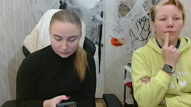 Snapshot of ElenaMaeer chatting on November 1, 2025, 9:11 am ElenaMaeer online show from November 1, 2025, 9:11 am