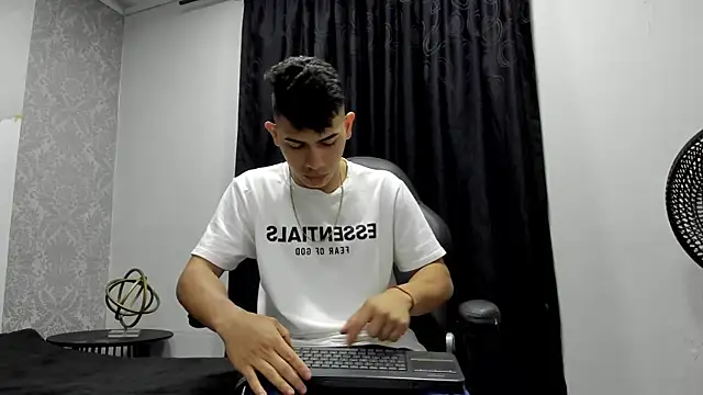 Snapshot of andrew_rose_ chatting on December 25, 2024, 3:49 pm andrew rose online show from December 25, 2024, 3:49 pm