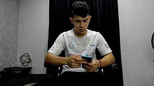 Snapshot of andrew_rose_ chatting on December 30, 2024, 1:47 pm andrew rose online show from December 30, 2024, 1:47 pm