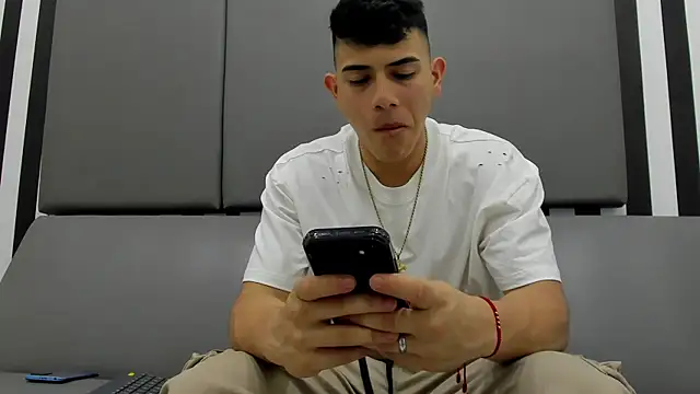 Snapshot of andrew_rose_ chatting on January 10, 2025, 3:07 am andrew rose online show from January 10, 2025, 3:07 am