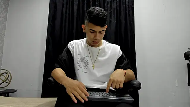 Snapshot of andrew_rose_ chatting on January 15, 2025, 2:24 pm andrew rose online show from January 15, 2025, 2:24 pm