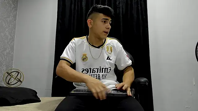 Snapshot of andrew_rose_ chatting on January 16, 2025, 8:25 pm andrew rose online show from January 16, 2025, 8:25 pm