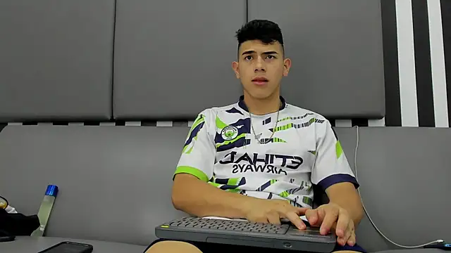 Snapshot of andrew_rose_ chatting on January 17, 2025, 2:29 am andrew rose online show from January 17, 2025, 2:29 am