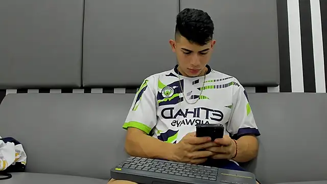 Snapshot of andrew_rose_ chatting on January 17, 2025, 5:32 am andrew rose online show from January 17, 2025, 5:32 am