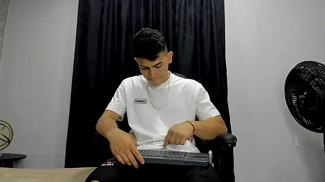 Snapshot of andrew_rose_ chatting on January 25, 2025, 11:00 pm andrew rose online show from January 25, 2025, 11:00 pm