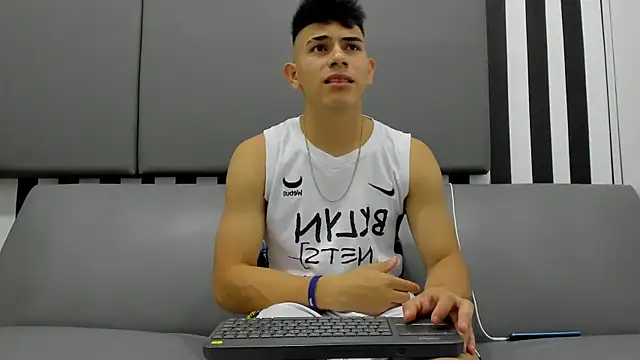 Snapshot of andrew_rose_ chatting on February 4, 2025, 2:39 am andrew rose online show from February 4, 2025, 2:39 am