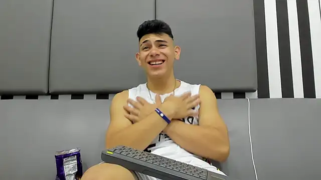 Snapshot of andrew_rose_ chatting on February 4, 2025, 5:42 am andrew rose online show from February 4, 2025, 5:42 am