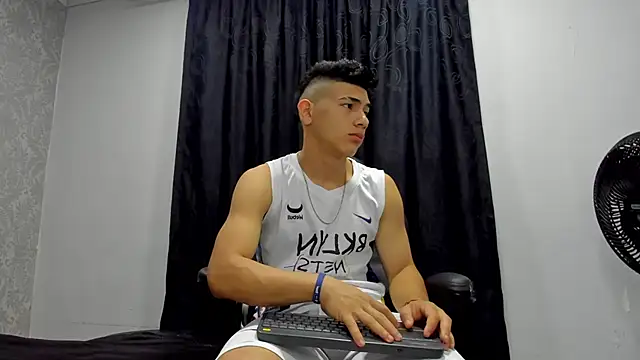 Snapshot of andrew_rose_ chatting on February 4, 2025, 2:21 pm andrew rose online show from February 4, 2025, 2:21 pm