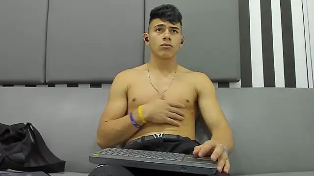 Snapshot of andrew_rose_ chatting on February 7, 2025, 9:15 pm andrew rose online show from February 7, 2025, 9:15 pm