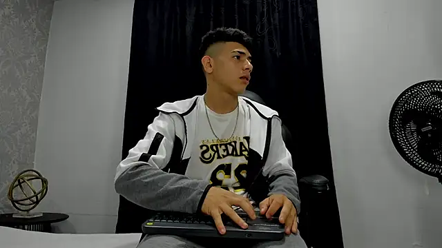 Snapshot of andrew_rose_ chatting on February 13, 2025, 3:39 am andrew rose online show from February 13, 2025, 3:39 am