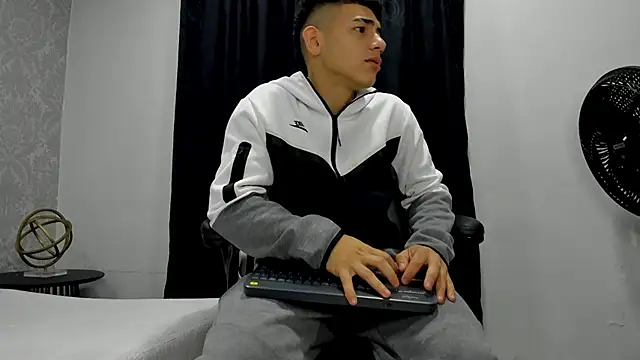 Snapshot of andrew_rose_ chatting on February 13, 2025, 2:42 pm andrew rose online show from February 13, 2025, 2:42 pm