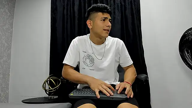 Snapshot of andrew_rose_ chatting on February 15, 2025, 2:44 pm andrew rose online show from February 15, 2025, 2:44 pm