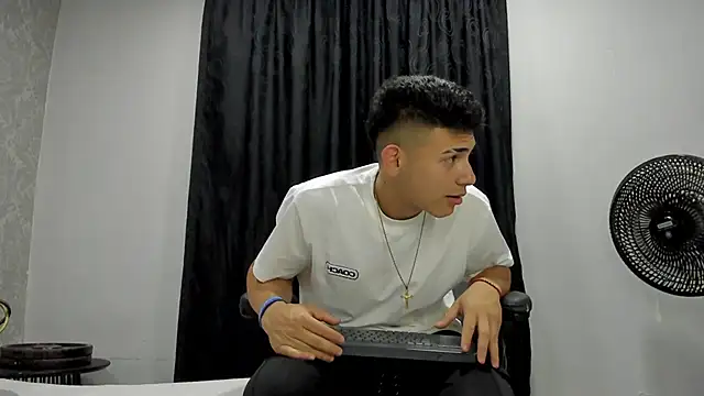 Snapshot of andrew_rose_ chatting on February 21, 2025, 4:40 am andrew rose online show from February 21, 2025, 4:40 am