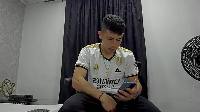 Snapshot of andrew_rose_ chatting on February 26, 2025, 3:19 pm andrew rose online show from February 26, 2025, 3:19 pm