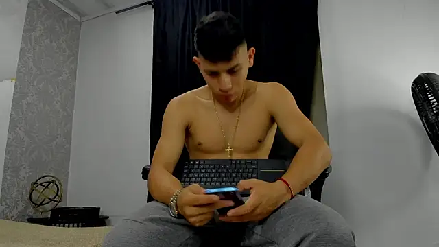 Snapshot of andrew_rose_ chatting on March 7, 2025, 3:29 am andrew rose online show from March 7, 2025, 3:29 am