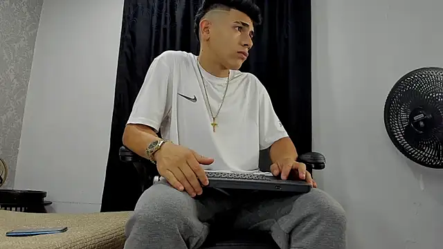 Snapshot of andrew_rose_ chatting on March 14, 2025, 3:37 am andrew rose online show from March 14, 2025, 3:37 am