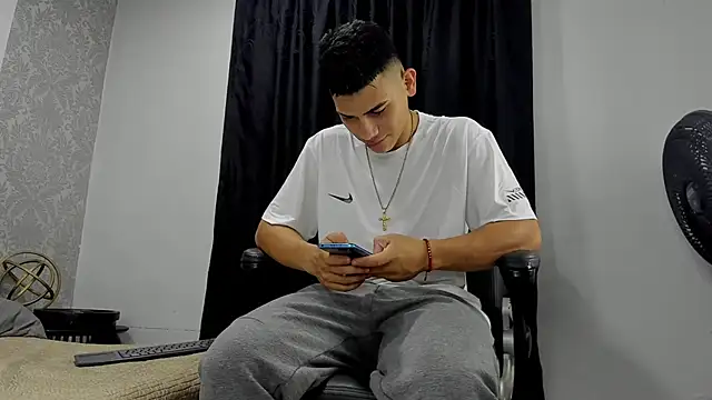 Snapshot of andrew_rose_ chatting on March 14, 2025, 3:47 pm andrew rose online show from March 14, 2025, 3:47 pm