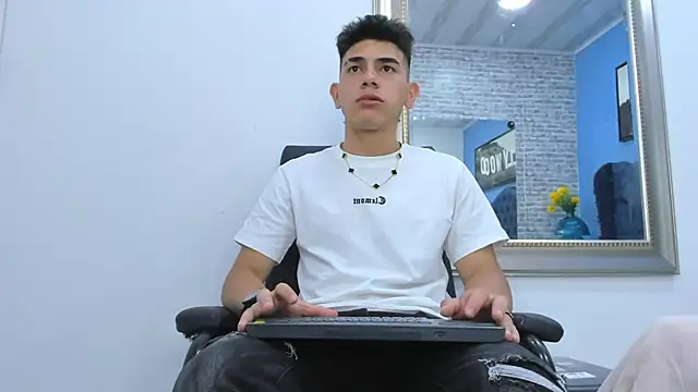 Snapshot of andrew_rose_ chatting on October 4, 2025, 3:15 am andrew rose online show from October 4, 2025, 3:15 am