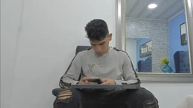 Snapshot of andrew_rose_ chatting on October 9, 2025, 3:59 am andrew rose online show from October 9, 2025, 3:59 am