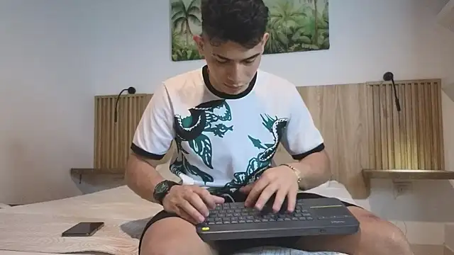 Snapshot of andrew_rose_ chatting on October 20, 2025, 10:32 pm andrew rose online show from October 20, 2025, 10:32 pm