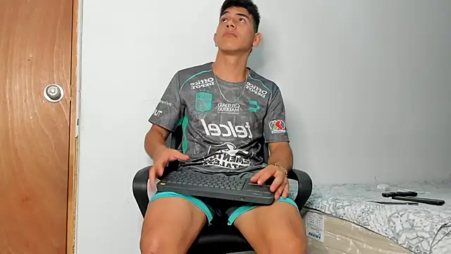 Snapshot of andrew_rose_ chatting on November 15, 2025, 2:31 am andrew rose online show from November 15, 2025, 2:31 am