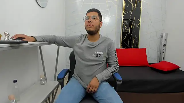 Snapshot of ian_tomson chatting on November 7, 2025, 8:03 am ian tomson online show from November 7, 2025, 8:03 am