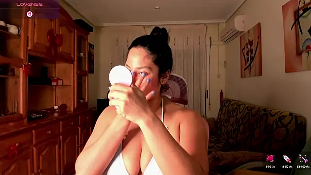 Snapshot of bella_apont chatting on March 21, 2025, 8:50 pm bella apont online show from March 21, 2025, 8:50 pm