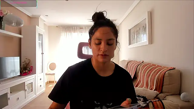 Snapshot of bella_apont chatting on September 15, 2025, 12:38 pm bella apont online show from September 15, 2025, 12:38 pm