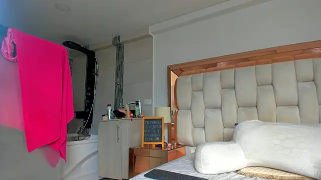 Snapshot of emilyparkerr01 chatting on February 18, 2025, 9:42 pm emilyparkerr01 online show from February 18, 2025, 9:42 pm