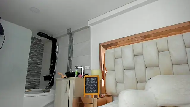 Snapshot of emilyparkerr01 chatting on March 1, 2025, 12:50 am emilyparkerr01 online show from March 1, 2025, 12:50 am