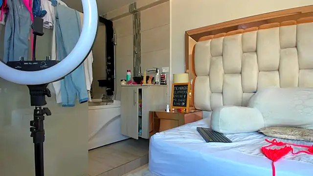 Snapshot of emilyparkerr01 chatting on March 16, 2025, 2:11 pm emilyparkerr01 online show from March 16, 2025, 2:11 pm